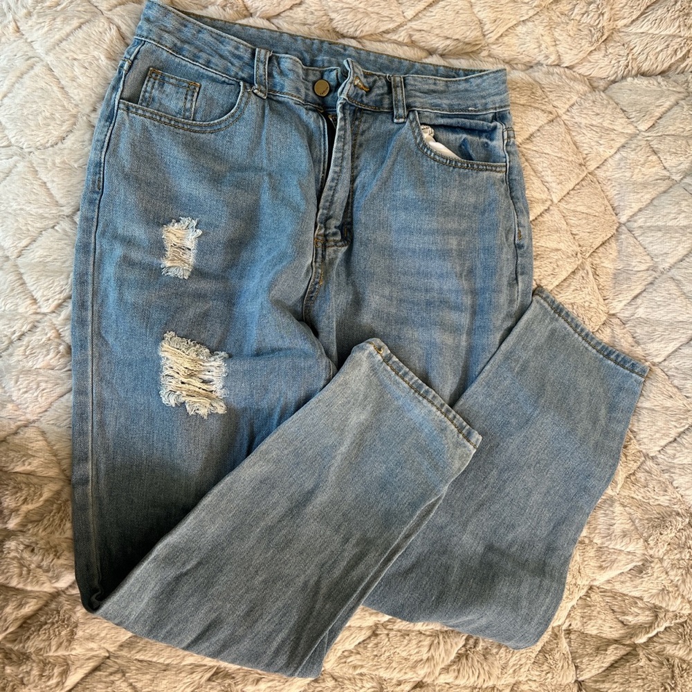 Baggy and high-wasted pants. Unknown brand (ordered from Amazon).